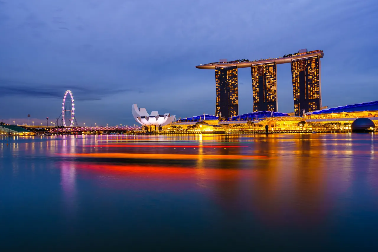 Captivating cityscape of Singapore's Marina Bay at twilight with iconic landmarks.